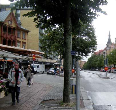 mellan husen samt träd och förträdgårdar som blandas med uteserveringar.