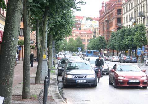 Bilder från Linnégatan visar P-platser mellan träd, gång och cykelbana invid varandra och hur cyklister befinner sig i gatutrafiken.