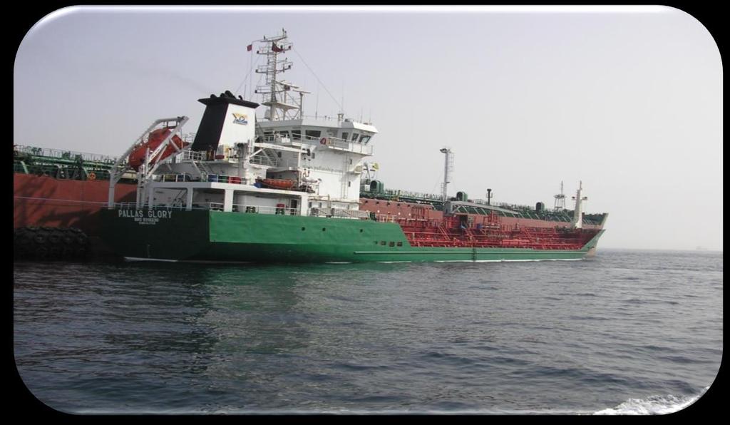 Bunkringsfartyget Pallas Glory utför en bunkring i Gibraltar.