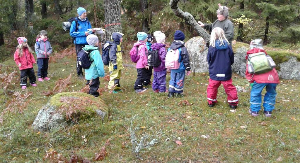 Johannas grupp hade en station med naturpyssel och Anna och Thomas bakade magbröd, alltså jästbröd som får jäsa en stund på magen innan det gräddas på Muurikka.