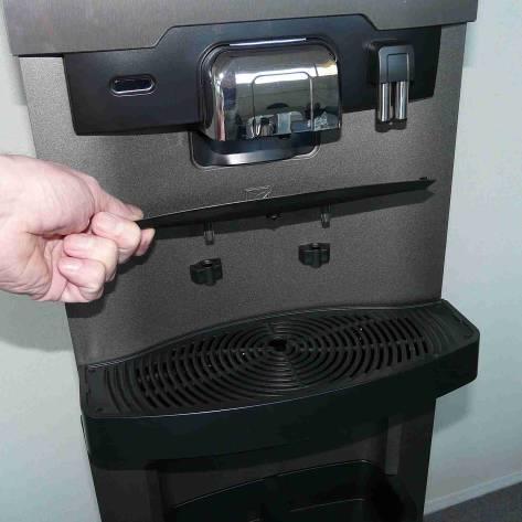 4 Drift 4.1 Använda maskinen i fritt upphällningsläge 1. Placera en kopp under utloppet på koppstativet. All dryck doseras mitt i koppen, med undantag för hett vatten som svalnat. 2.