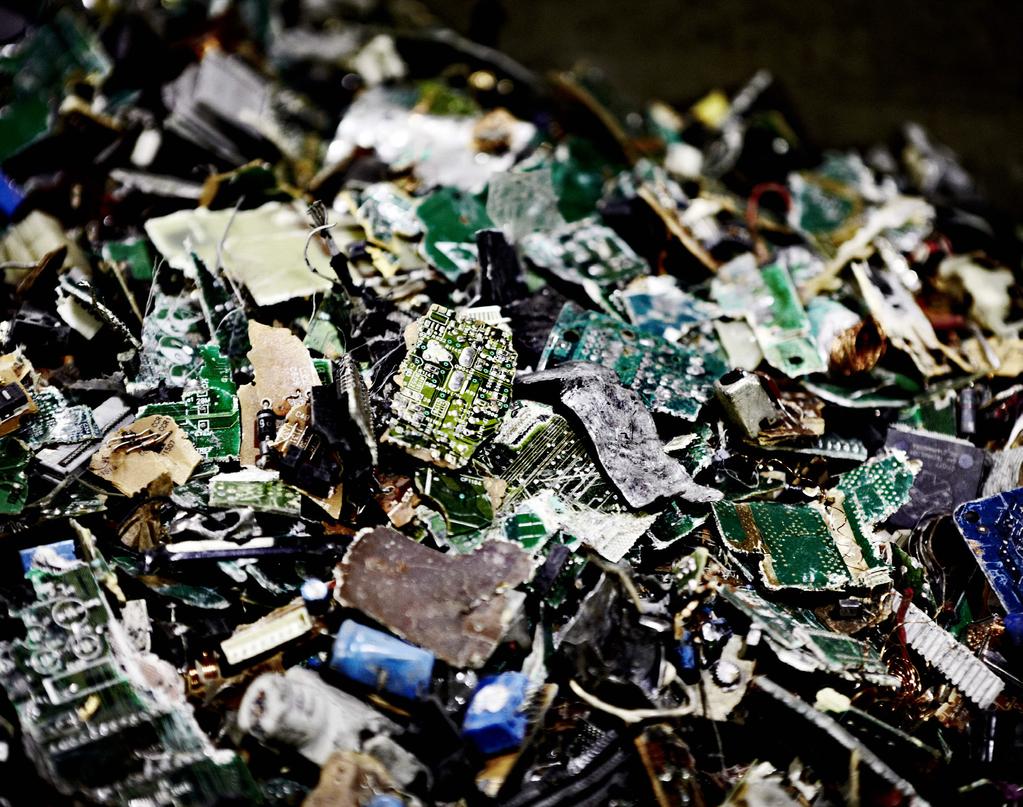 Elektronikskrot i Rönnskär. Ny källa för utvinning av metaller. Foto: Boliden AB. PROSPEKTERING I VÄRLDEN MINERAL EXPLORATION IN THE WORLD Prospekteringsinsatserna i världen minskade under 2016.