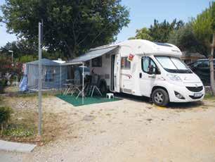 Zadar. Området där campingen ligger heter Puntamika och för att komma dit följer man de skyltar, som visar mot Falkensteiner hotels. Campingen har mycket enkel standard, men allt finns där.