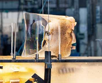 En uppblåst glasbubbla kunde klippas sönder och läggas plant för att bli en förhållandevis jämn glasruta. Glas, flaskor och skålar blev möjligt att producera.