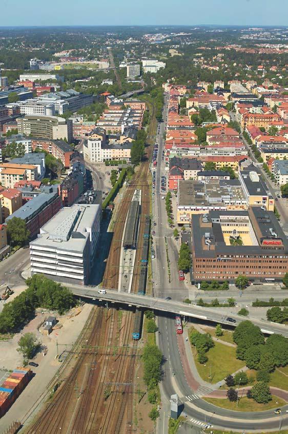 Miljöåtgärder I Sundbyberg med tunnel och öppen lösning kommer spåren att hamna ca 10 m under gatunivån. Åtgärder kommer att behöva vidtas för buller vid stationen.