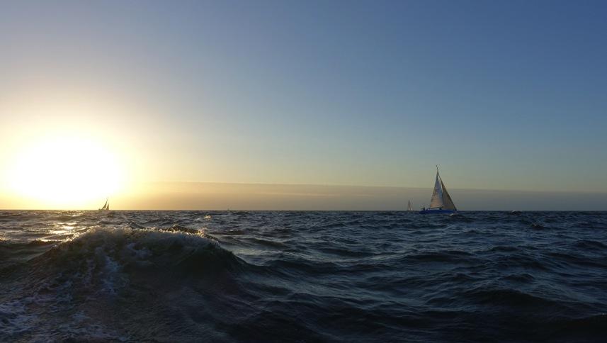 Ut på havet. Mot Alma så ökar vinden, vi seglar för styrbord och har en väldigt fin gång. Håller R 10 Itaka och även Ballad bakom oss.