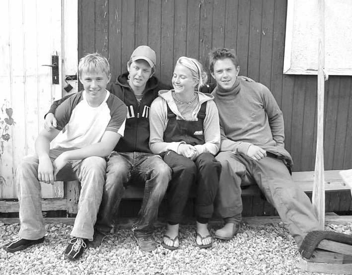 Jollesektionen satsar på ungdomarna Hjälptränare Rasmus och Patrik. Seglingsinstruktörer Karin ock Kalle.