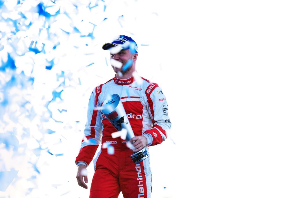 UTMÄRKELSER & PRISER 2013 BILSPORT AWARDS Årets svenska racingjunior Exceptionella internationella framgångar AUTOSPORT TOP 50 Framröstad till en av världens 50 bästa förare,