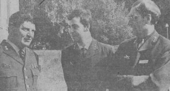1972-05-24 GP Lag skyttar på KA 4 fick minnesplaketter Några av segrarna i vinterfältskjutningen, flagg maskinist Ingvar Svanbo, löjtnant Ragnar Ekholm samt överstelöjtnant Torsten Hallberg inför