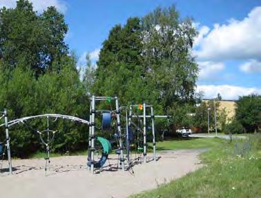 Längs stränderna är terrängen varierad med branta berg och låglänta partier. Stränderna är bitvis otillgängliga men både strandpromenader och bad finns.