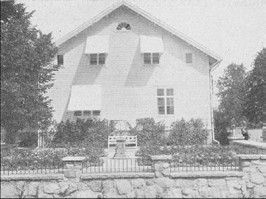 KUlturmiljöer i stadens grönområden Kusens backe Den tallbevuxna höjden Kusens backe ligger på östra sidan av kanalen och är ett karaktäristiskt inslag i Södertäljes stadsbild.