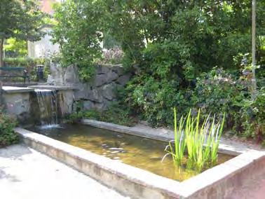 Kusens backe ligger nära intill på andra sidan kanalen. En riktig stadspark där invånarna i staden samlas för folkliv, samvaro och evenemang saknas idag.
