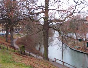 Här finns en stor och nyrustad lekpark, tennisbanor, promenadvägar, uppvuxna lövträd och sittplatser. Badparkens entré mot stadskärnan utgörs av en sluttande gräsyta med stora träd.