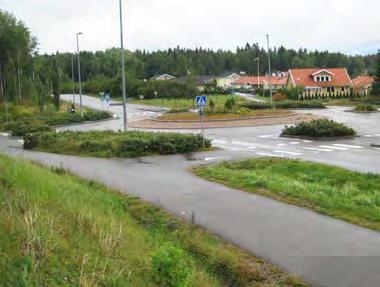 De skogbevuxna höjderna öster och väster om bebyggelsen nås via ett fåtal allmänna stråk.