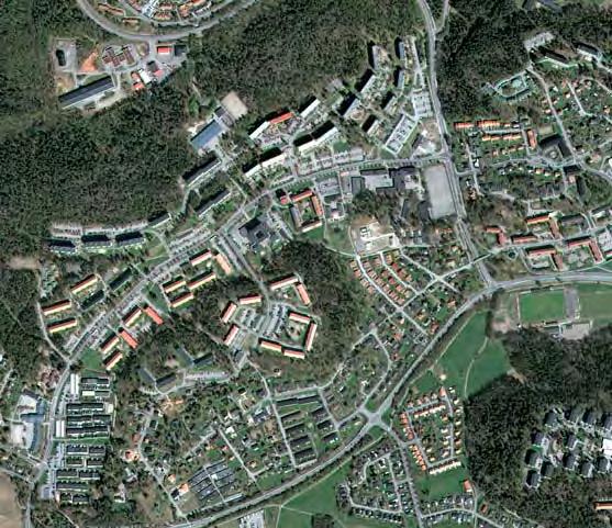 Ronnaskogen Rösberga Robert Anbergs väg Ronnaparken Ronna centrum Ronna IP Strängnasvägen Robert Anbergs väg - gatumiljö En allé av 30-åriga oxlar bildar stomme i gatumiljön.