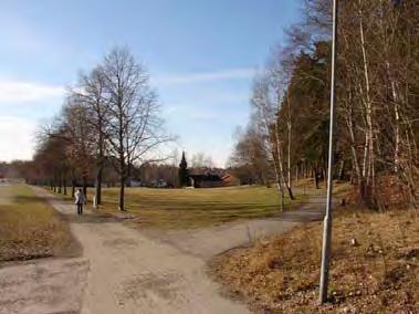 Bårstafältets villabebyggelse ligger nedanför Bårstabergets västra sluttning. Det finns gott om närnatur, men parkmarken består ofta enbart av gräsytor.