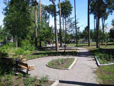 väg. I kvarteren bakom ligger ett lummigt villaområde planerat på 1920-talet, där gatunätet bildar ett par trädbevuxna platser, Sjömansplan och Hansaplan.