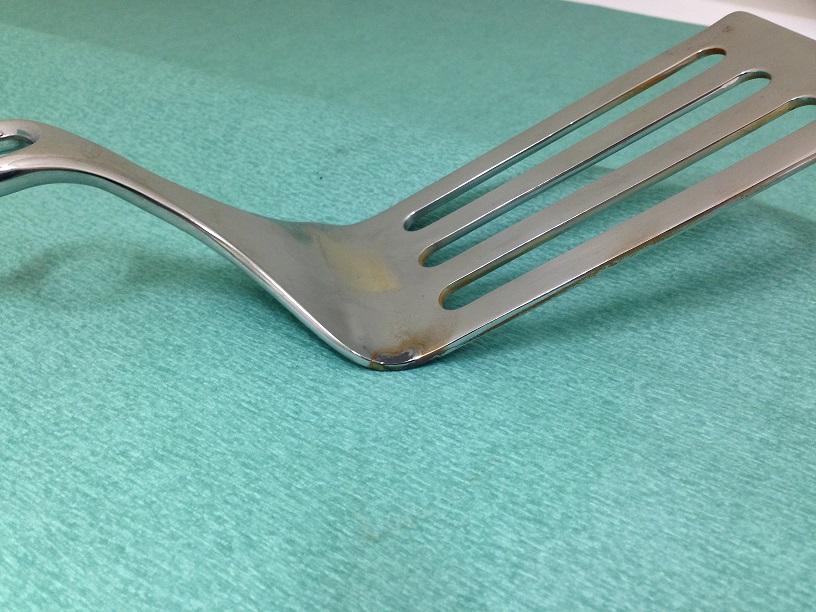 tillverkas genom en blandning av råstålet med legeringsämnen, vilka är olika slags metaller bland annat krom, molybden, nickel