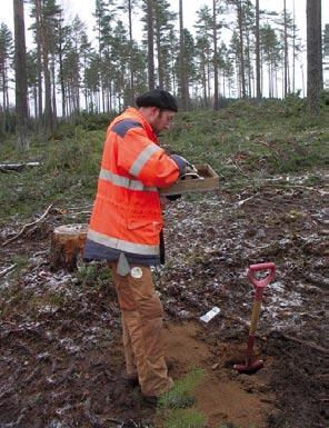 FÖRUNDERSÖKNINGENS SYFTE I och med att exploateringsprojektet hade som avsikt att undvika påverkan av fornlämningen begränsades syftet med denna förundersökning till att endast undersöka