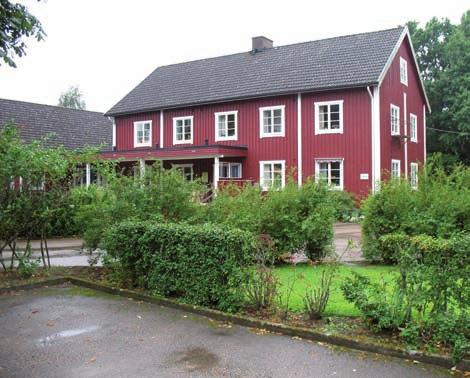 Kyrkogården är högt belägen och gränsar till ån Lagan i väster. På den östra sidan om vägen, på samma sida som kyrkan ligger den gamla kyrkogården söder om kyrkan.