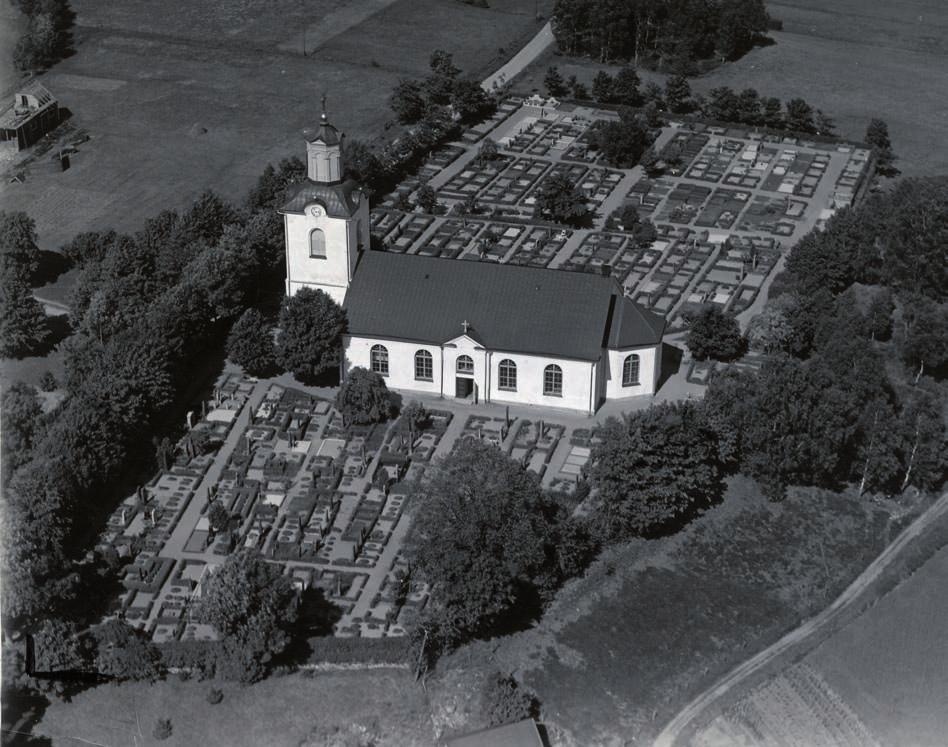 Flygfoto från 1941 över Traryds kyrkogård. Flygfoto I Smålands museums fotoarkiv finns det två flygfoton över Traryds kyrka och kyrkogård. De är från åren 1941 och 1957.