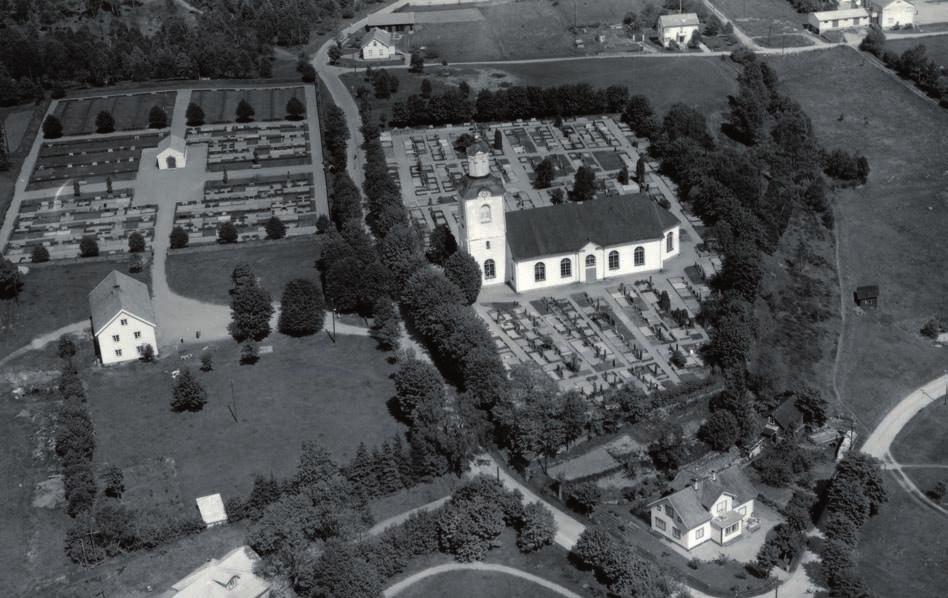 I rapporten kommer först kyrkogårdsdelarna som ligger på samma sida vägen som kyrkan, nämligen