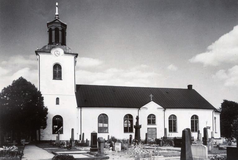 Sedan följer kyrkogårdsdelarna på västra sidan om vägen De beskrivs i ordningen Västra
