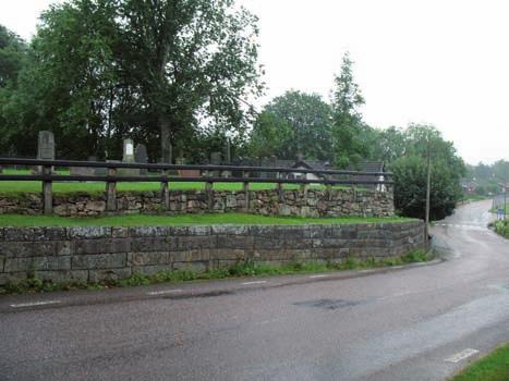 Kyrkogårdsmuren är här uppbyggd i två etage. De tre kyrkogårdsdelarna är stora och innehåller ett stort antal gravvårdar.
