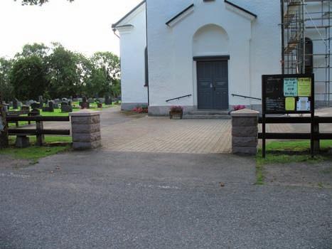 I södra delen av gamla kyrkogården är det stor höjdskillnad mellan kyrkogården och marken utanför. En brant sträcker sig mellan kyrkogården och bebyggelsen nedanför.