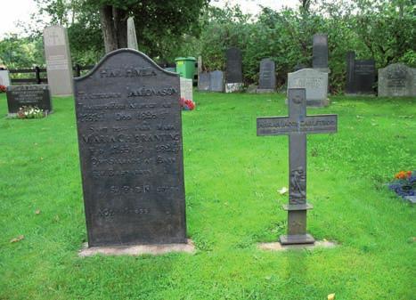 Smideskorset från 1851 var rest över Johan Svensson i Kylhult som dog vid 91 års ålder. Ett gjutjärnskors är från 1832 och dekorerat med en ängel och Tro, hopp och kärlek.