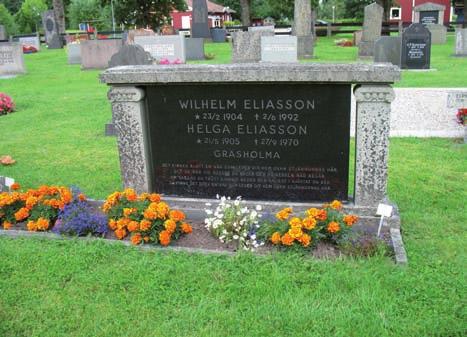 platta i diabas. En speciell gravsten är en halvhög bred i grå granit från 1886, som är gravsten för två par. Förutom dessa äldre gravvårdar i kvarteret finns det även yngre och lägre gravvårdar.