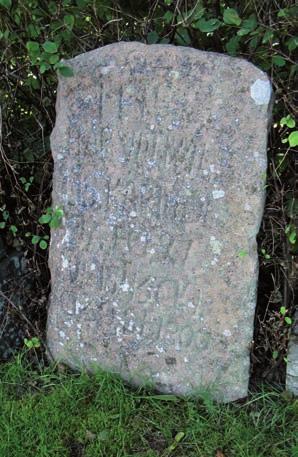 Gravvårdar stående längs kanten på gamla kyrkogården Allmän karaktär Längs östra och södra kanten på gamla kyrkogården står gravvårdar som tagits ur bruk.