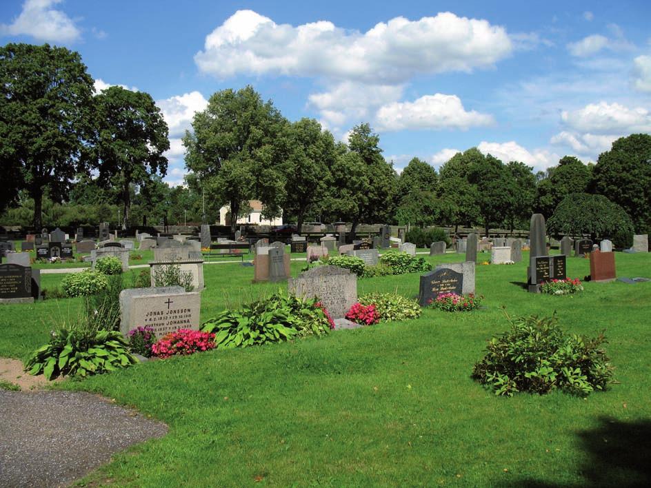 Mellersta kyrkogården Allmän karaktär Mellersta kyrkogården tillkom sannolikt vid den nuvarande kyrkans uppförande omkring 1860. Den är belägen strax norr om kyrkan.