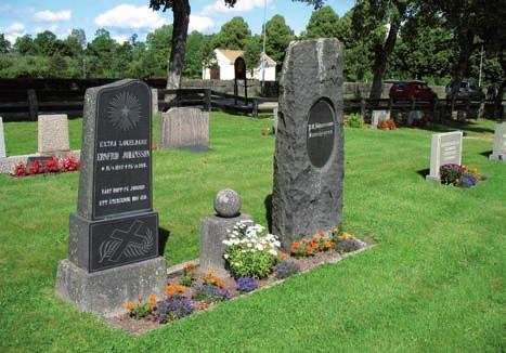 Små hällar finns det flera av, både liggande och halvliggande. Dessutom förekommer det några halvstora hällar, varav en halvliggande. Hällarna är tillverkade i diabas, grå granit och röd granit.