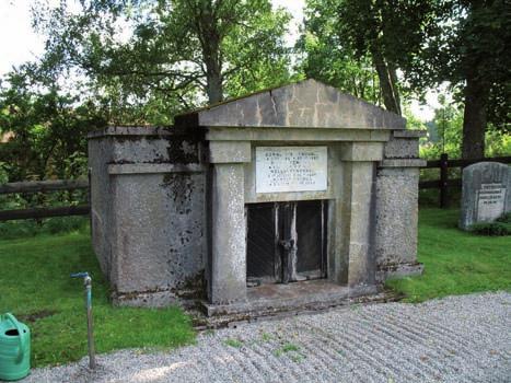 flertal låga rektangulära gravstenar med olika typer av krön. De är tillverkade av grå granit, diabas, röd granit, hallandsgnejs (hallandia) och labradorgranit.