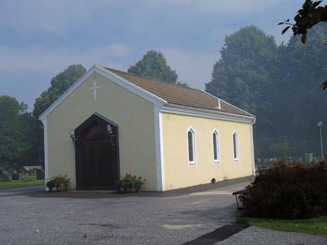 Byggnader Bårhuset byggdes 1953-54. Det är en tegelbyggnad som är putsad i ljusgult och vitt.