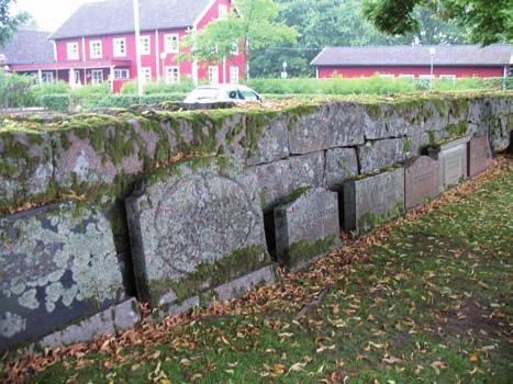 Några har antik tempelform. Flera av dessa är i grå granit med infälld platta i diabas, eller helt i grå granit. Det finns även ett mindre antal låga breda gravstenar.