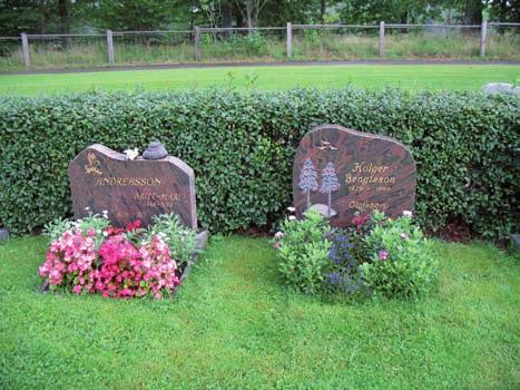 Bland de yngre gravstenarna finns även de i fri form, bland annat i hjärtform. De är tillverkade av grå granit, röd granit, hallandsgnejs (hallandia) och en gråflammig stensort.