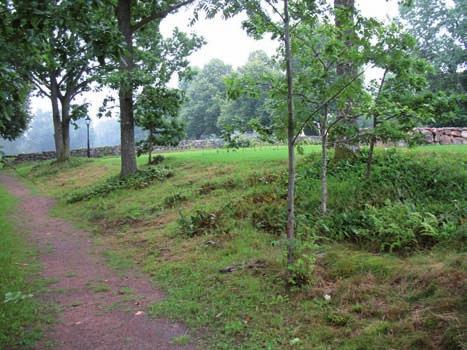 Minneslunden ligger i nordvästra hörnet av området och är ett cirkelformat område avgränsat av en halvcirkelformig kallmur av röd natursten i söder och en häck av avenbok i norr.