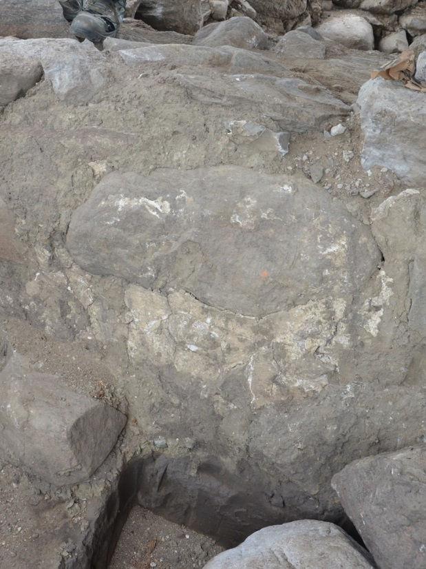 Efter att stensockeln grävts ut och all lös sten tagits bort kunde det ursprungliga stenkorset studeras. En del av fogbruket av lera och kalkfärgen var bevarad.