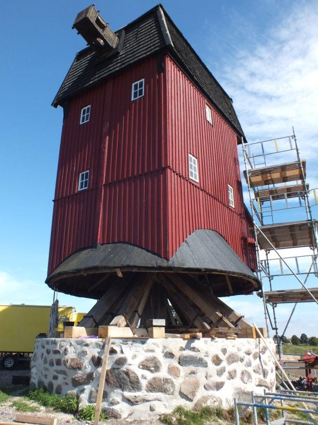 T. v: Möllan med de nya fotträna och två nya stivor. T. h: Ersättning av ribbor och målning av vingar gjordes före monteringen.