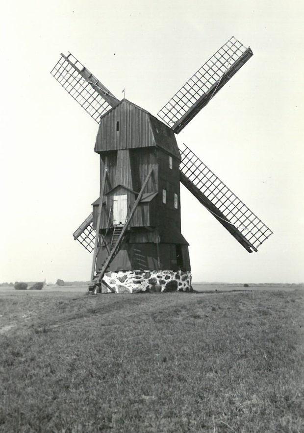 Häljarps mölla hade förut krysstag som stöd för svansen och ett hål i kjorteln (skymtas till höger på den högra bilden). 1952, Skåneinventeringen, fotograf Harald Olsson.