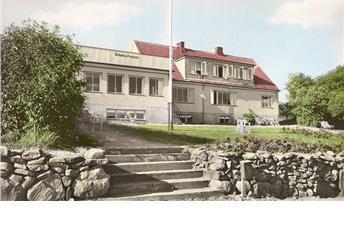 1976 tillkom en ny byggnad i omedelbar närhet till Sovi där röstskolan därefter bedrevs Haragården byggdes av Nils Klemmedsson till sonen Johannes Nilsson med hustru Josefina omkring 1840.