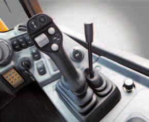 Kontrollampor/indikatorer för: Differentialspärr, hydrauloljefilter, hydrauloljetemperatur, batteriladdning, luftfilter, motoroljetryck, motoroljetemperatur, handbroms, förvärmning, riktning