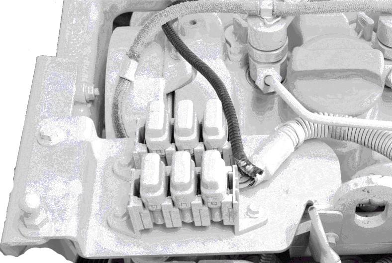 Avsnitt 1 - Beknt dig med motorpketet Överelstningsskydd på motorns elsystem Om en elektrisk överelstning inträffr, öppns en säkring (smälter).
