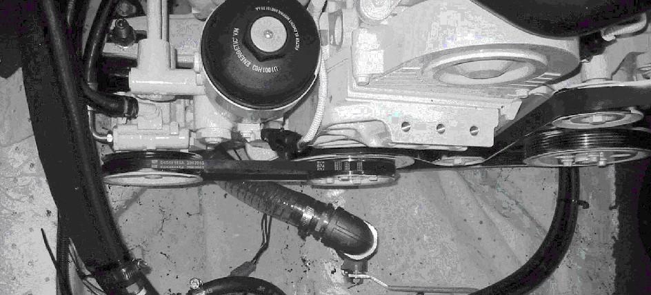 Avsnitt 4 - Underhåll 1. Pump primerkolven upp och ned upprepde gånger. - Bränsleflödrpump 2. Försök strt motorn. Påfyllning (vluftning) OBS!