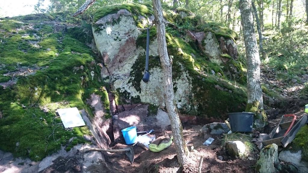 Figur 6. Ruta 1 och 2 under utgrävning. Vy från NNO. Foto: Titti Fendin. Den undersökta ytan låg i utkanten av boplatsen på dess högsta punkt in mot en brant bergvägg (figur 6, 9).