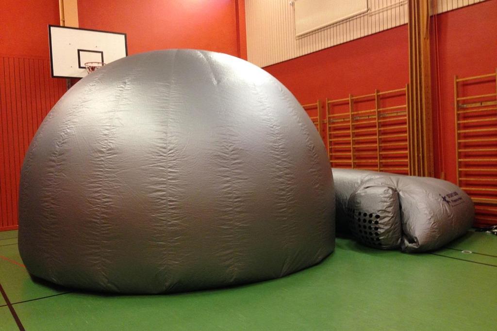Det uppblåsbara planetariet som vi lånar, från Teknikens Hus, vid temat Astronomi varje år.