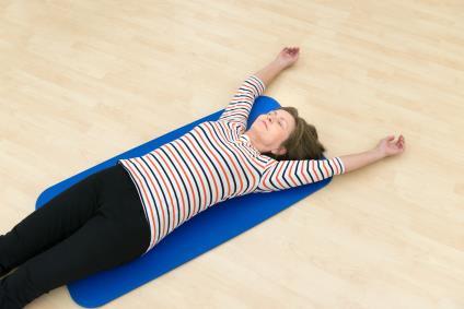 Övning 6, töjning Ligg med armarna längs kroppen och handflatorna vända uppåt.