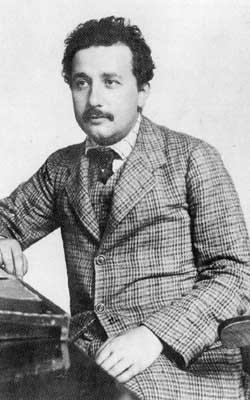 Einstein förklarar detta i dett av hans papper år 1905.